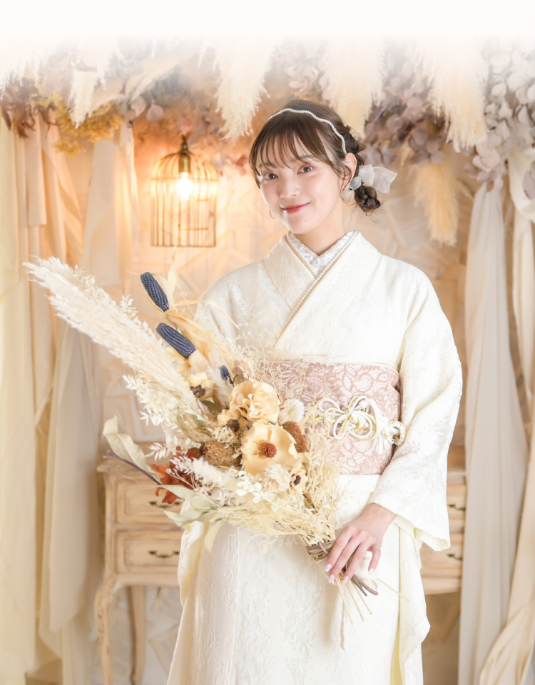 花束を持った振袖姿の女性