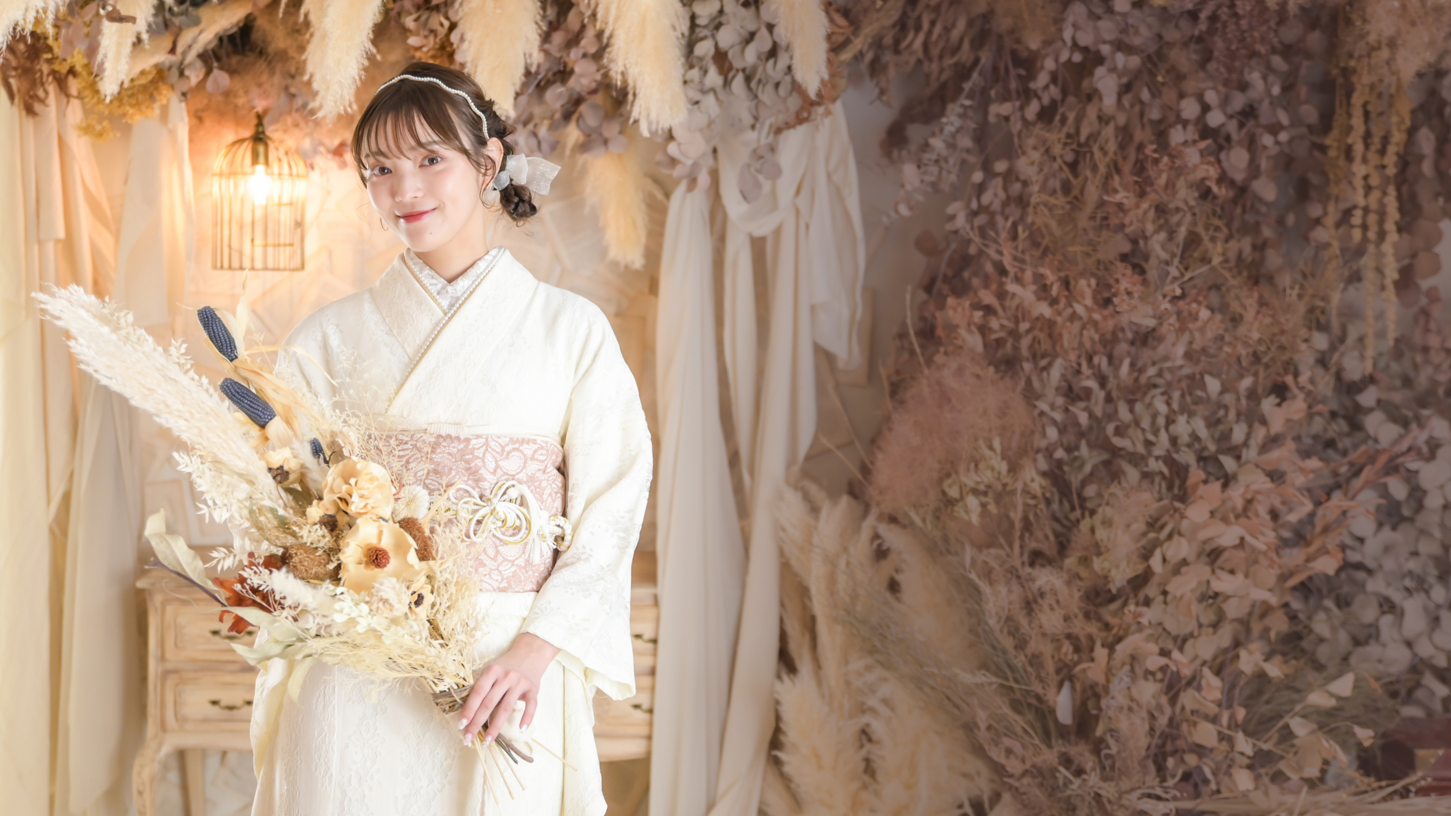 花束を持った振袖姿の女性