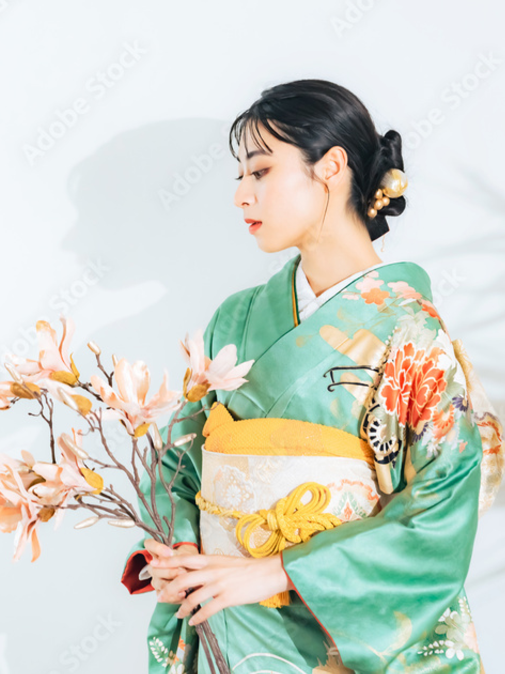 緑色の振袖の女性