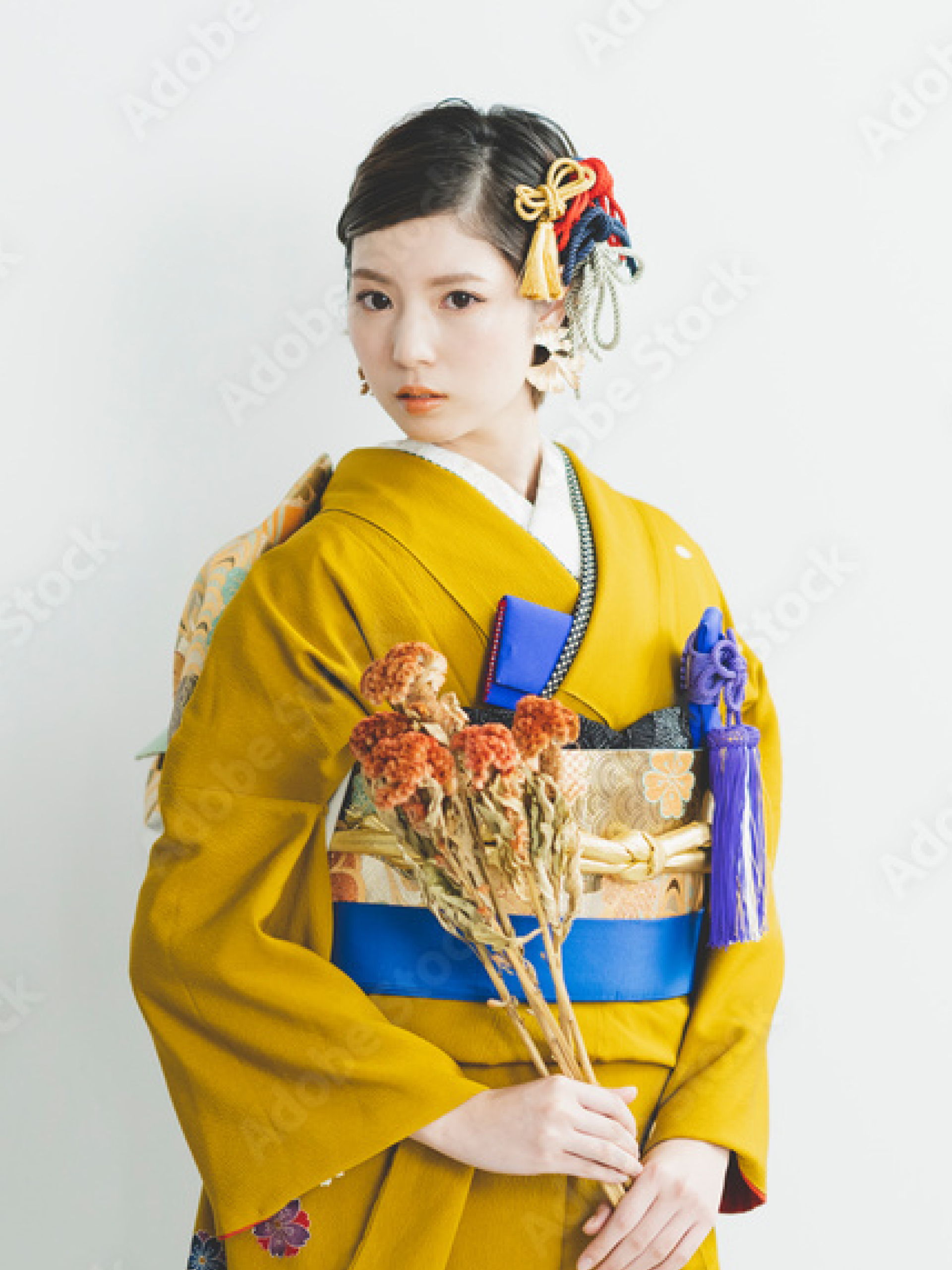 黄色の振袖の女性