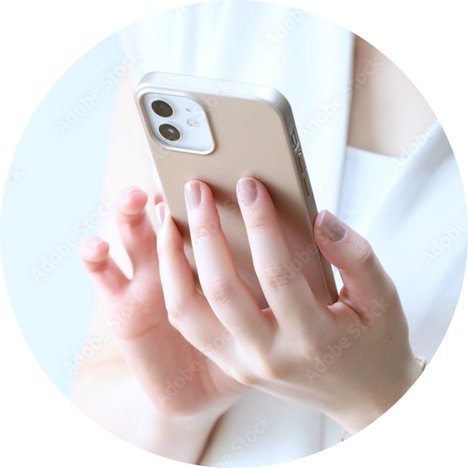 スマートフォンを操作している女性の手